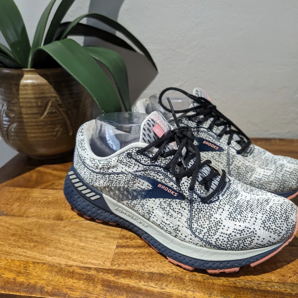 Brooks Adrenaline GTS 21 Coral/White  size 8 b